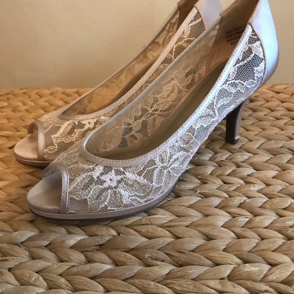 Satin and lace champagne heels - Picture 5 of 6